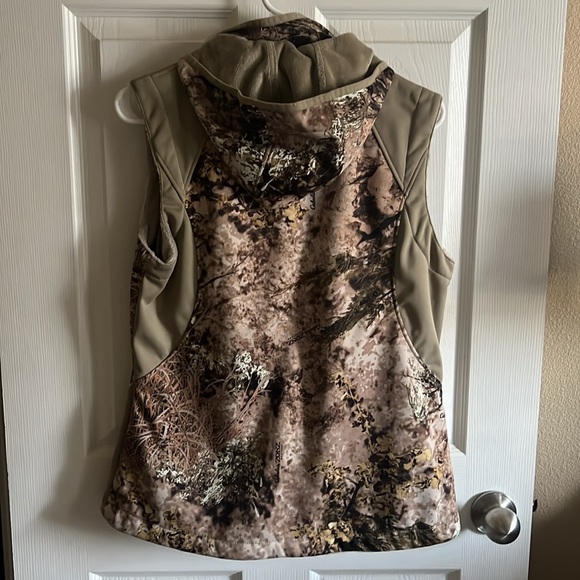 Cabela’s Camo Vest w/ Hood - Picture 4 of 5